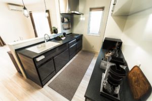 洗練された黒が魅力のキッチン