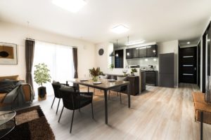 ナチュラルと黒が調和するダイニング