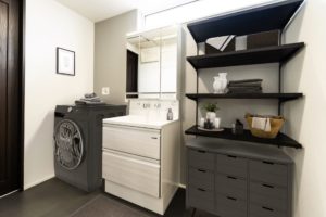 グレーが引き立つ洗面所・ランドリー