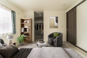 落ち着いたグレーが魅力の寝室