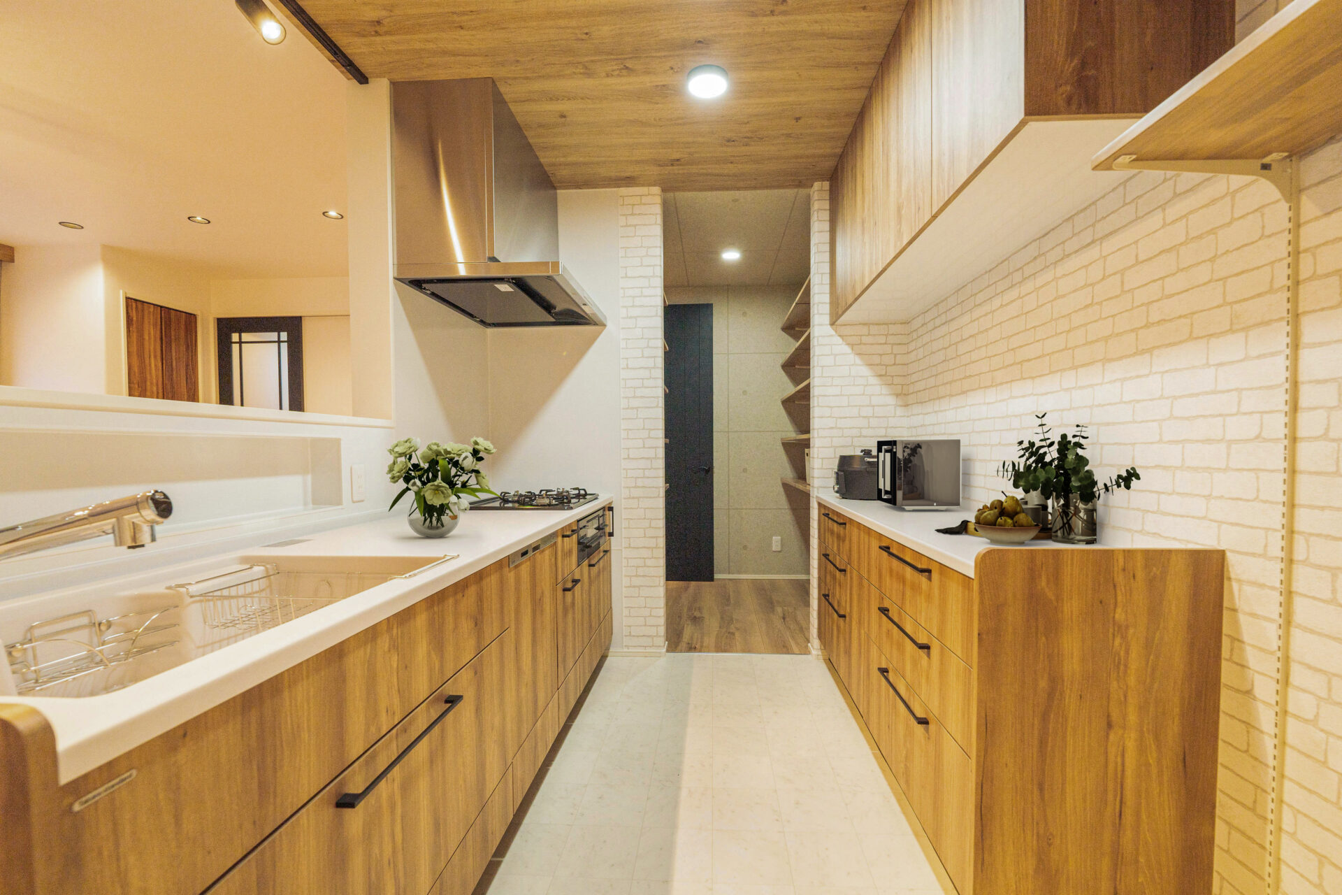 自然美が薫る木目デザインのキッチン