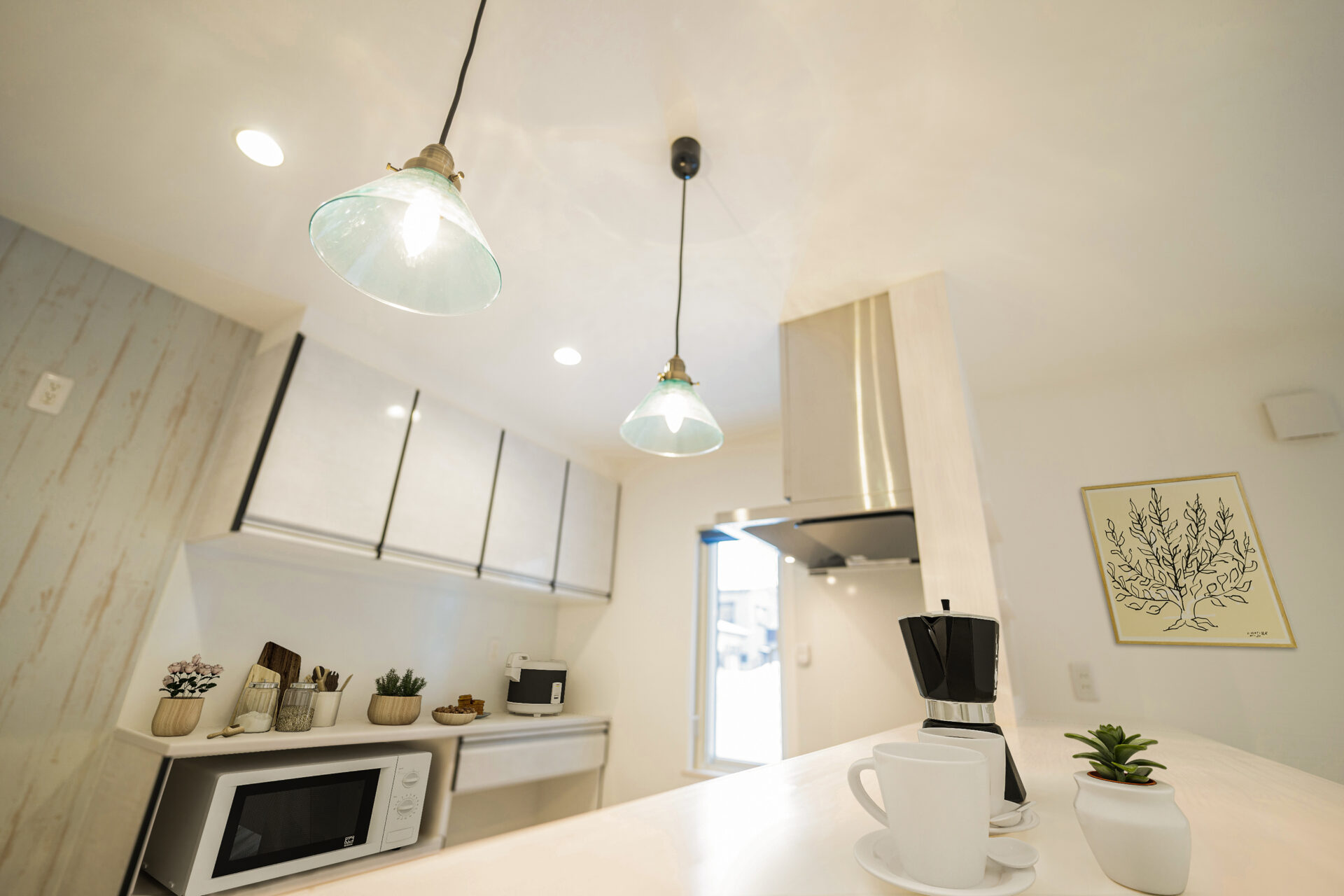 照明が映えるカウンターキッチン