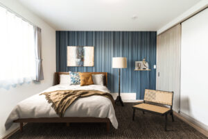 アンティークが魅せる優雅な寝室