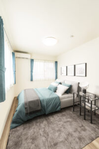 陽光が満ちるモダンで寛げる寝室