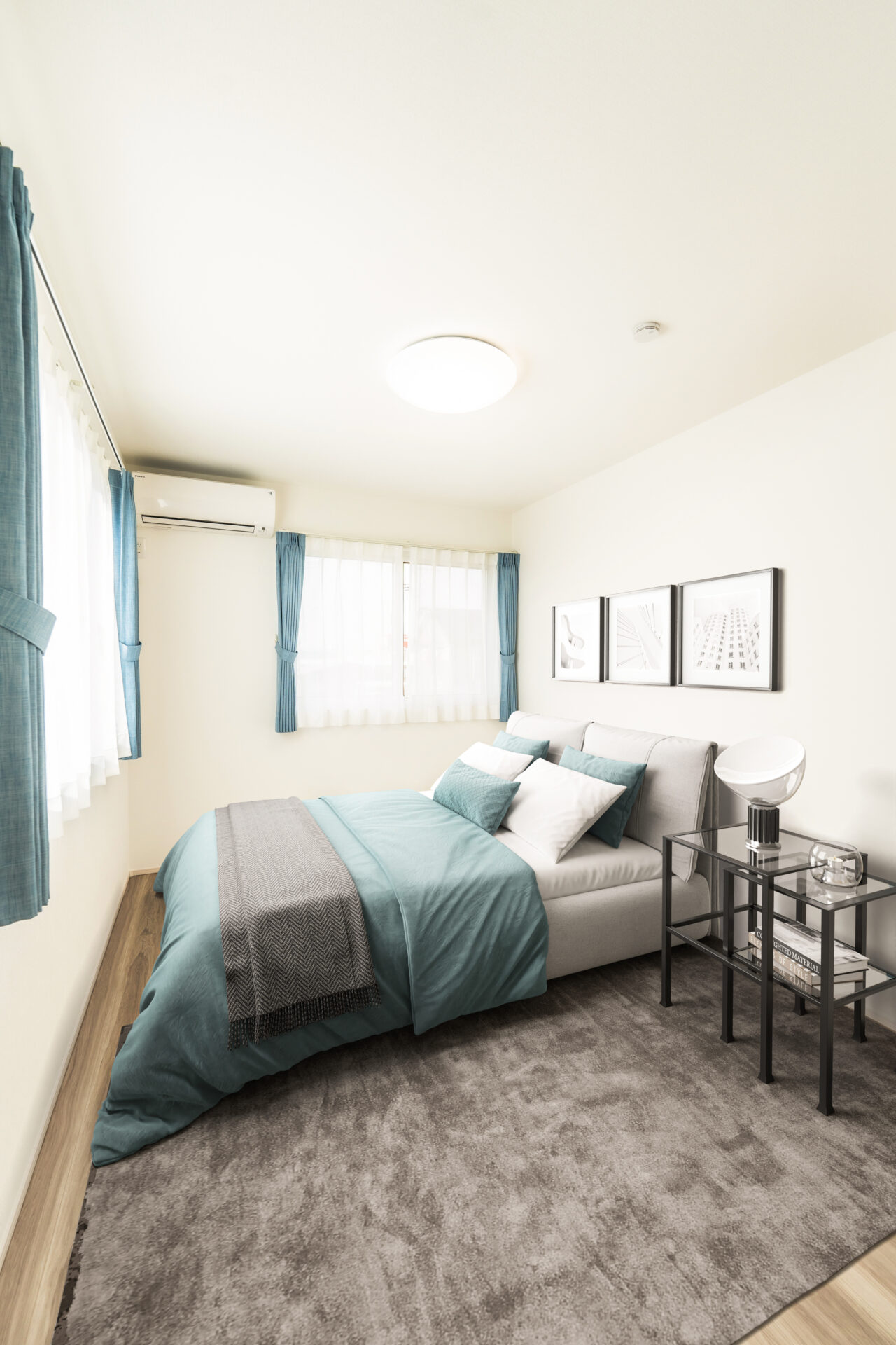 陽光が満ちるモダンで寛げる寝室