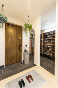 収納と癒しが調和する玄関