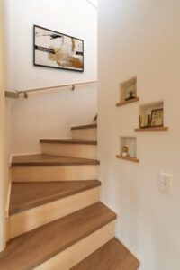 アートと飾り棚が魅力の階段スペース