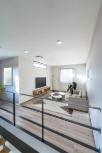 黒い柵がアクセントの開放感溢れるスペース