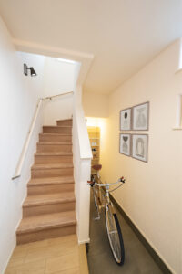 自転車も収納できる広々とした便利なシューズクローク