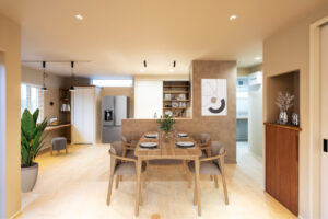 モダンデザインと実用性が共存する上質なダイニング