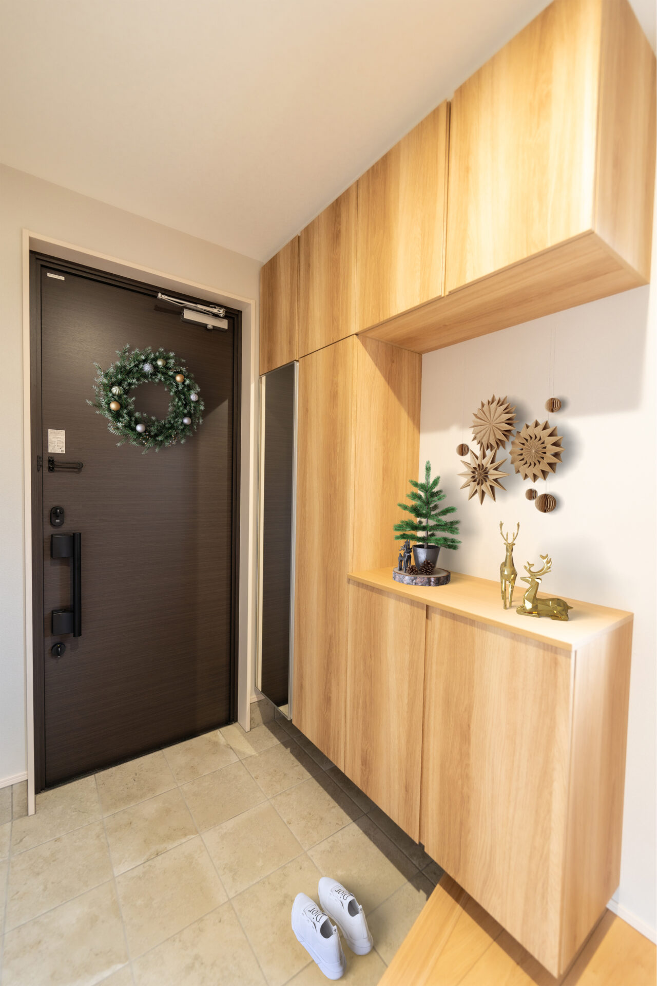 リースと飾りが楽しい季節感あふれる玄関