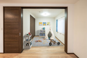 成長に合わせて使い方が変わる柔軟なリビング続きの部屋