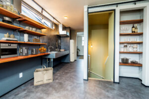 個性が際立つ見せる収納のキッチン