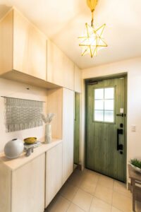 個性が光る緑の扉の玄関エントランス