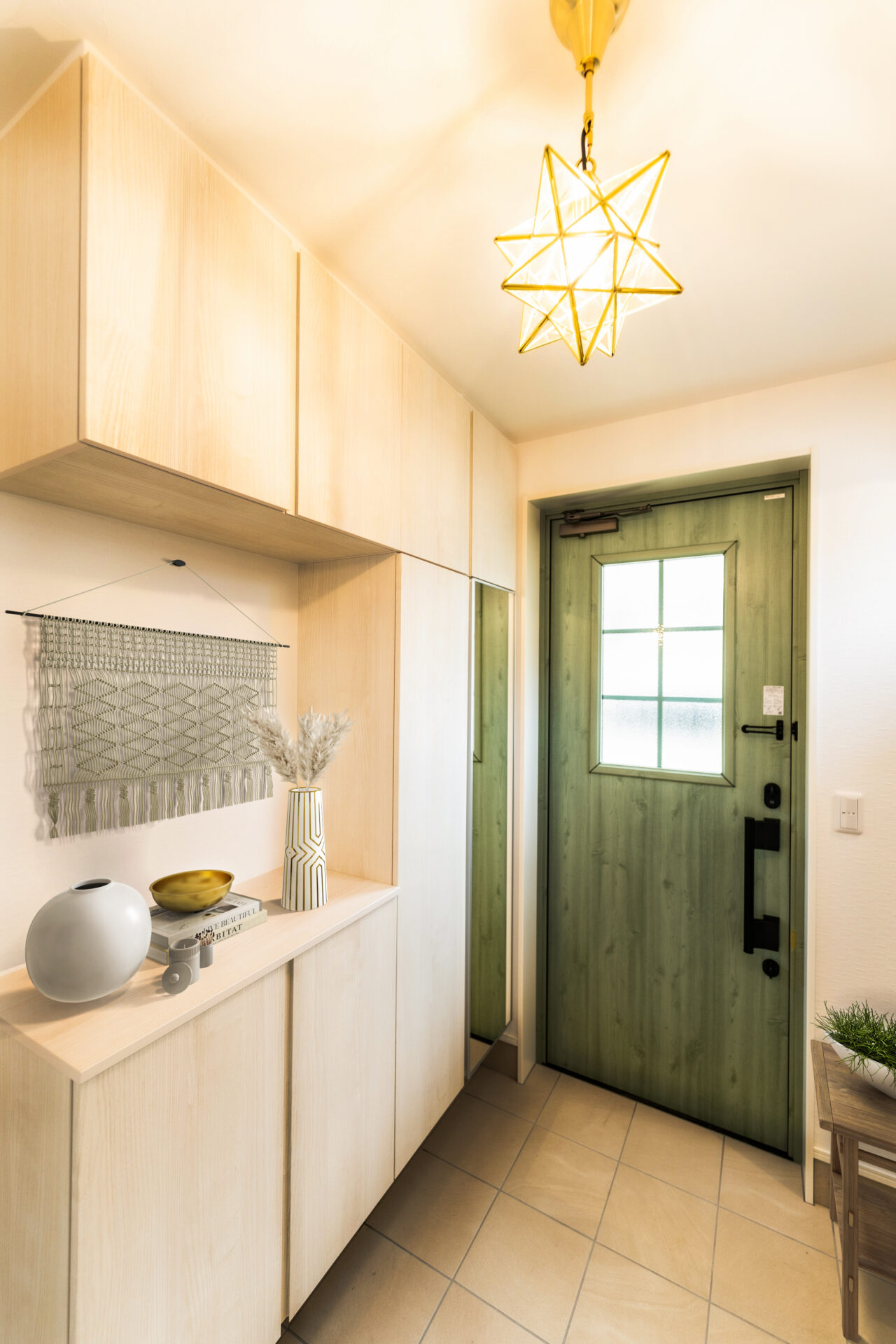 個性が光る緑の扉の玄関エントランス