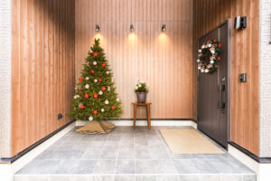 季節感を楽しめる広がりの玄関エントランス