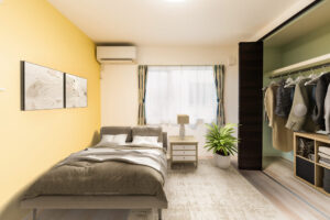 遊び心がのぞくシックな寝室