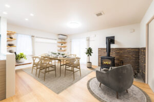 柔らかな色調と薪ストーブが心地よいLDK