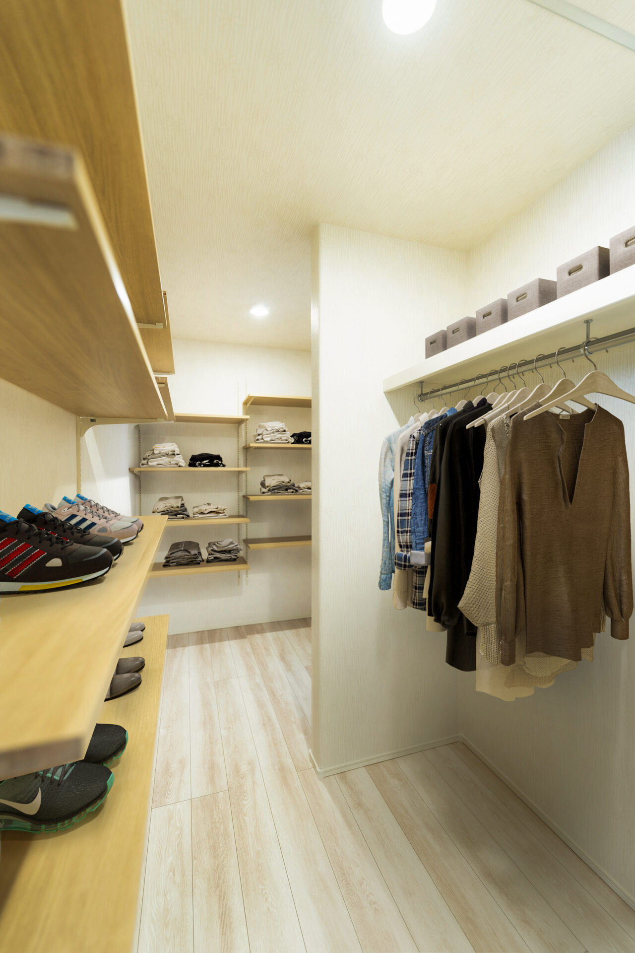 大容量収納で整理しやすいウォークインクローゼット