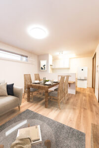 グレージュと木目が調和するLDK