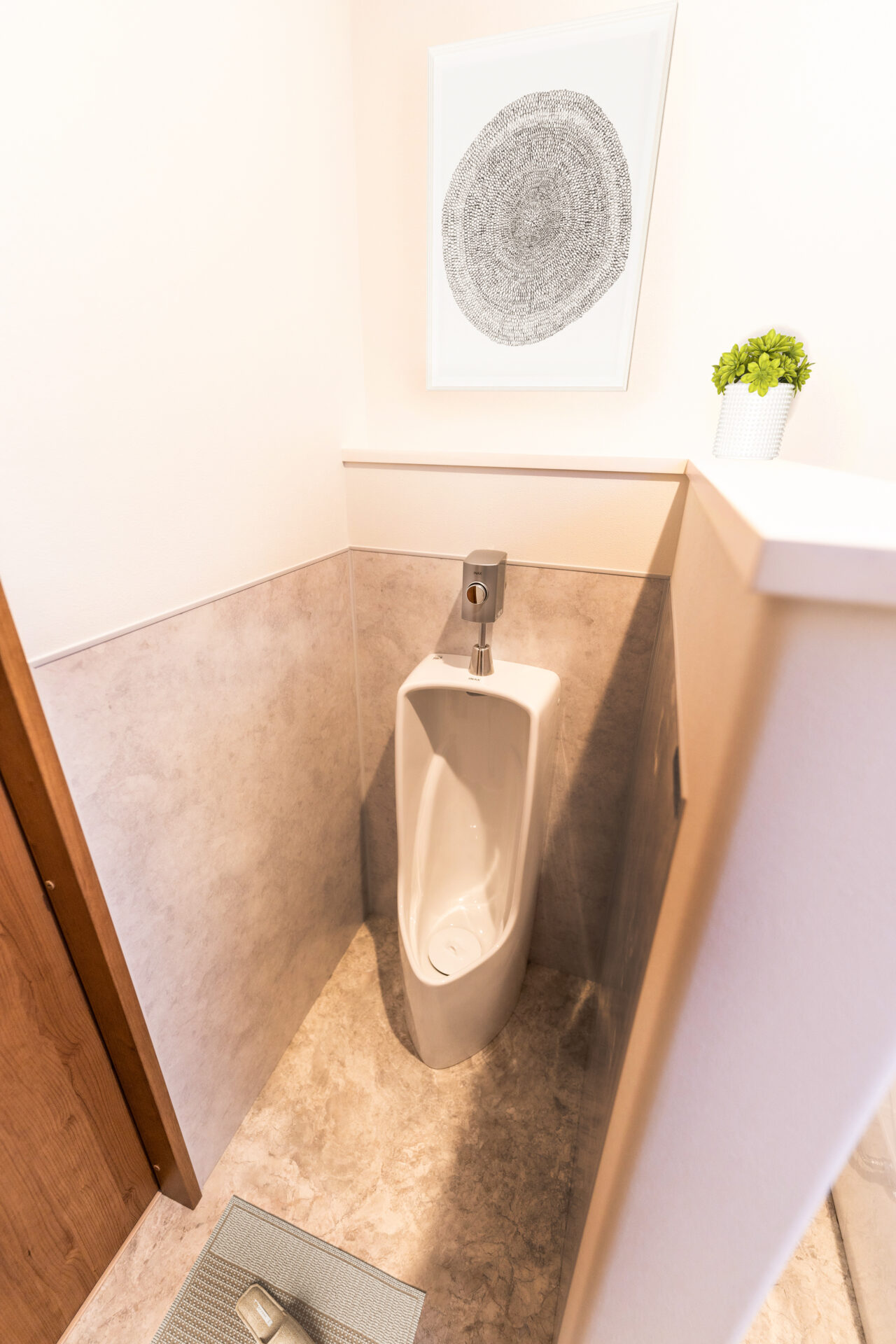 清潔感が際立つ男性用トイレ