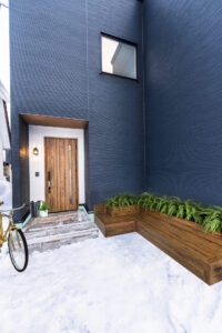 深い紺色が印象的なエントランス