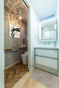 照明とアートで彩る心地よいトイレ