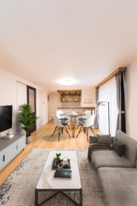 木目とモダンが調和する魅力のLDK