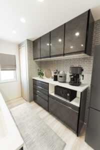 黒で引き締めた洗練のキッチン