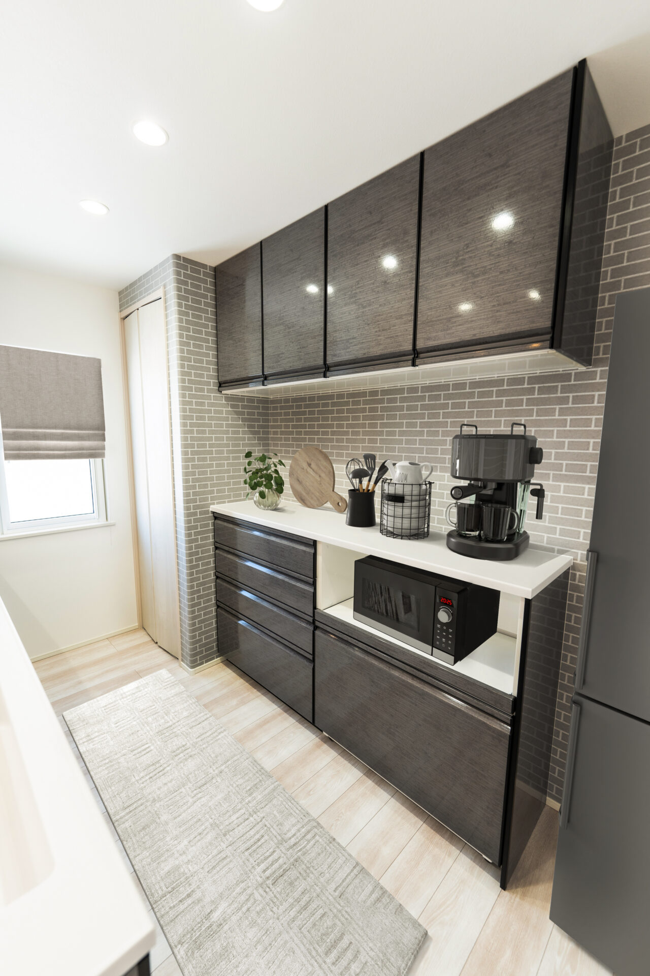 黒で引き締めた洗練のキッチン