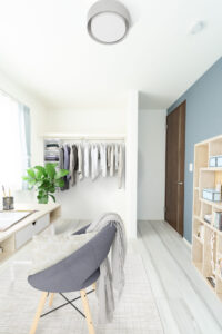 陽射しに包まれる快適な書斎