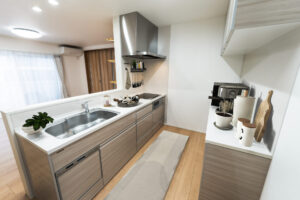 木目が調和する洗練されたキッチン