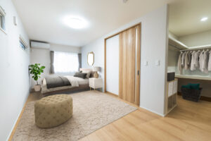 収納力が魅力の快適ウォークインクローゼット付寝室