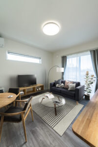 木目が温もりを添える洗練リビング