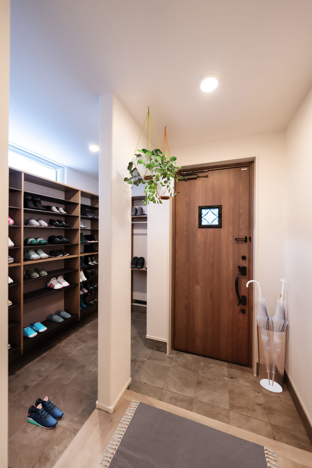 広々としたシューズクローゼット付きの玄関