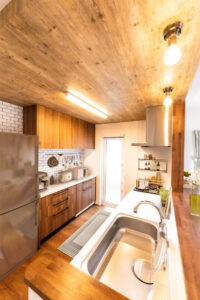 無垢材が際立つナチュラルキッチン