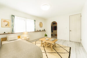 飾る楽しさと収納力のある寝室