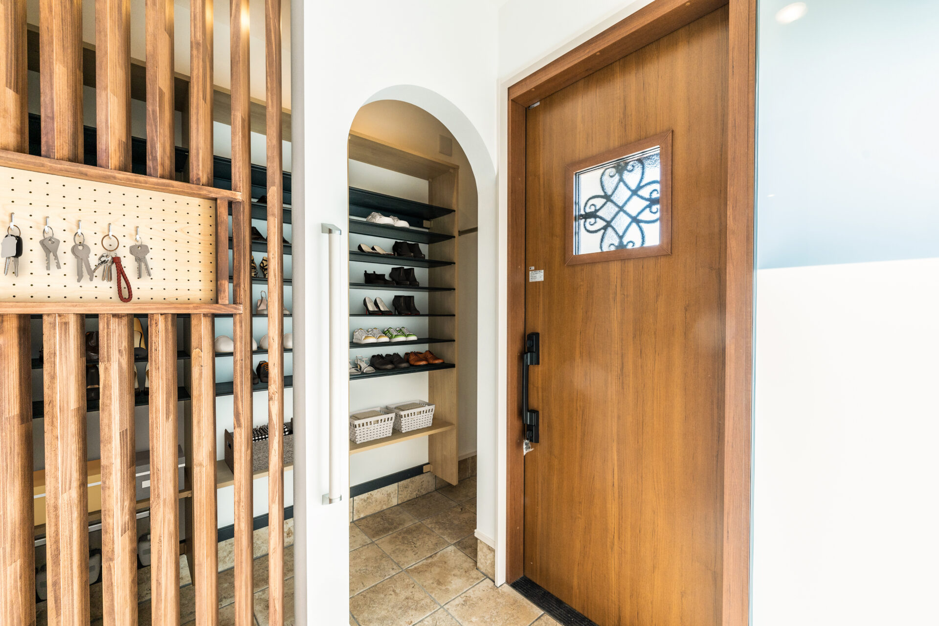 エレガントでモダンな魅力の玄関