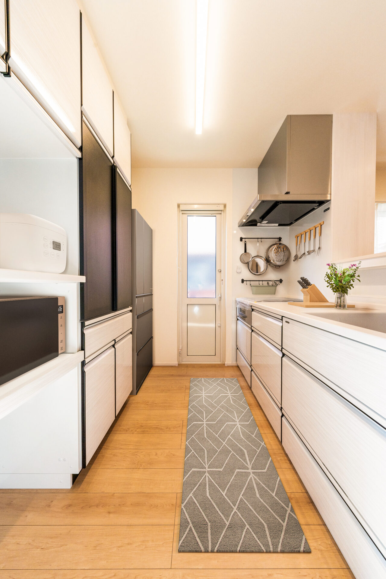 天井までの収納が便利なキッチン