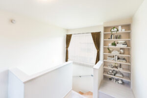 階段上に飾り棚があるユニークなスペース