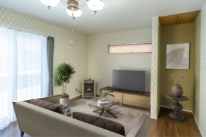 壁紙とアートが調和する洗練されたリビング