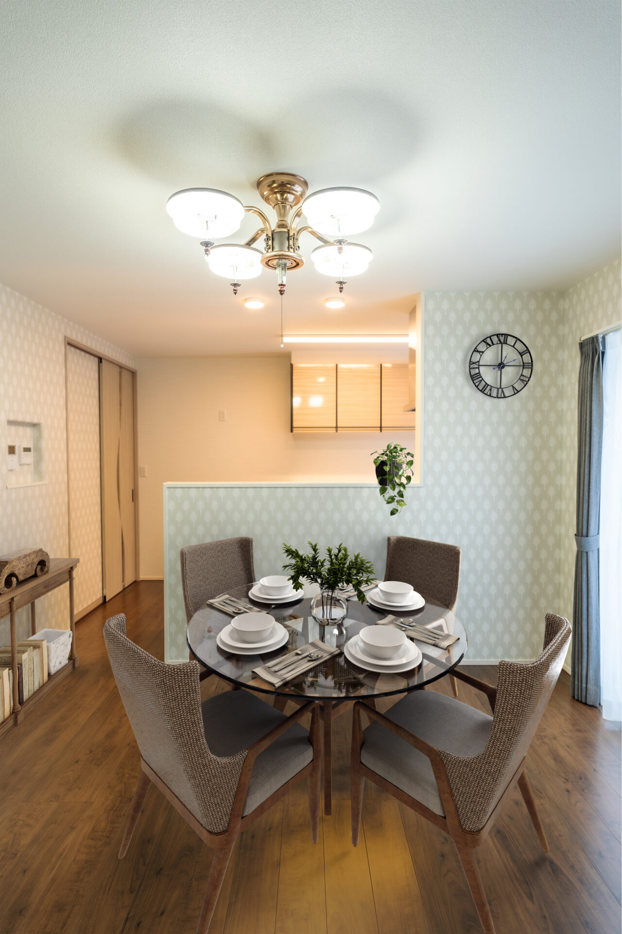 壁紙と照明が織りなす優雅な雰囲気のダイニング