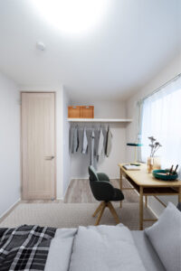 自然光が心地よく届くオープンクローゼット付き部屋