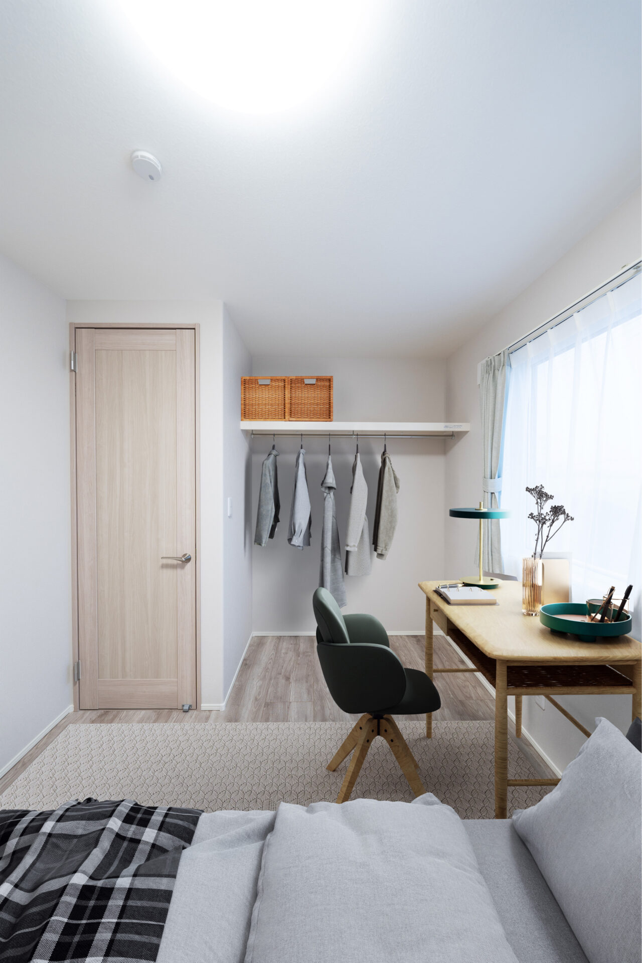 自然光が心地よく届くオープンクローゼット付き部屋