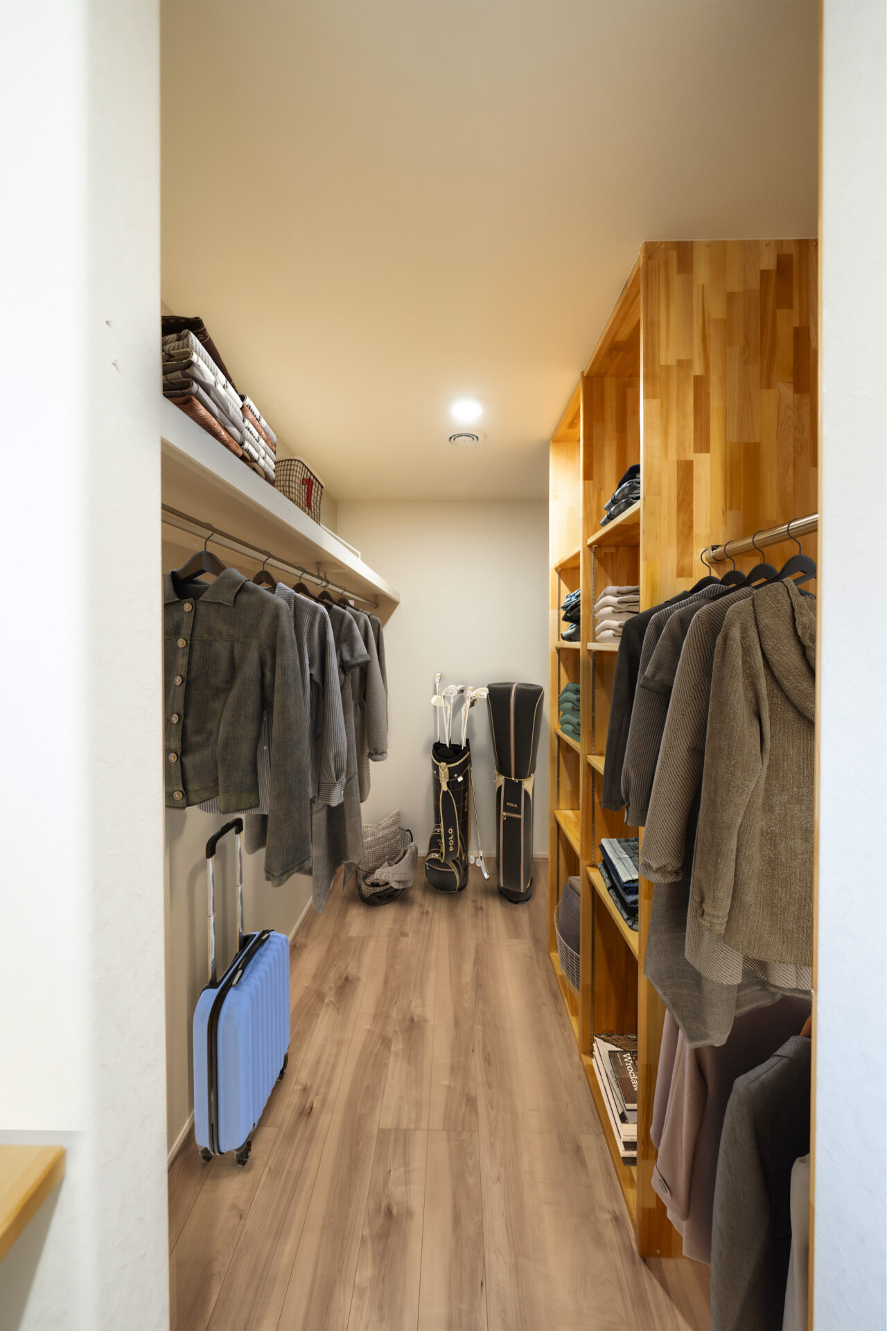 大容量で整理上手になれる広々ウォークインクローゼット