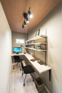 作業効率を高める洗練された机付きの書斎