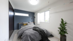 クールな紺色壁のスタイリッシュ寝室