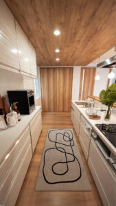 木目の温もりが広がるキッチン