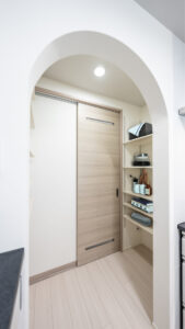 家事効率がアップする動線設計！キッチン横の便利なパントリー