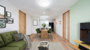 緑のアクセントが彩る落ち着きのLDK